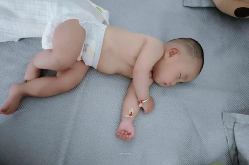 慈溪宝宝拍嗝的正确方法